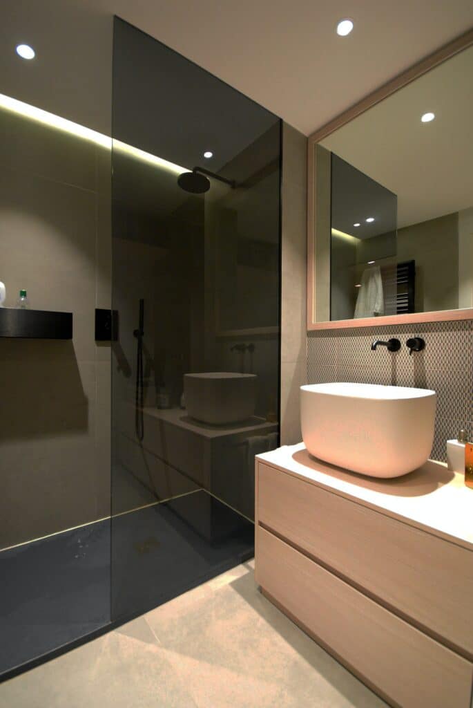 Douche à l'italienne dans une salle de bain moderne refaite à neuf