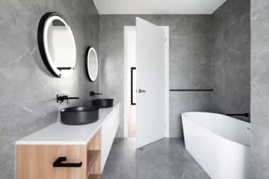 Salle de bain moderne avec une baignoire