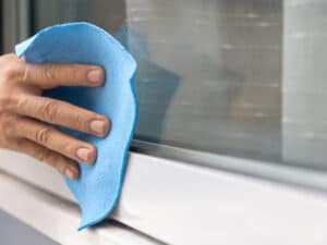 Nettoyage d'une fenêtre en PVC