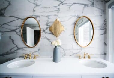 Lavabos dans une salle de bain avec carrelage à motifs marbre