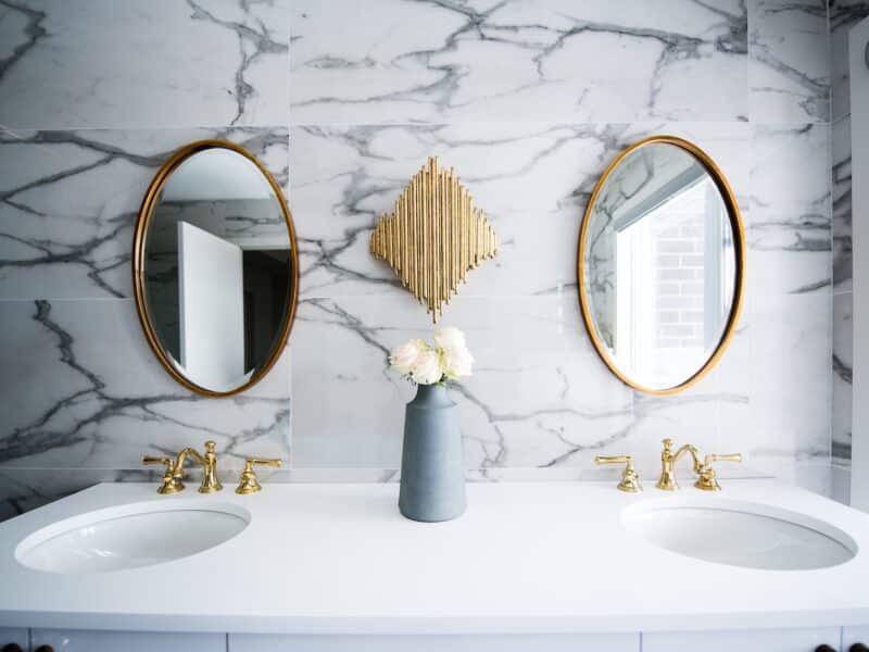 Lavabos dans une salle de bain avec carrelage à motifs marbre