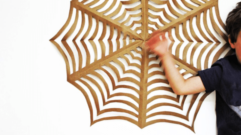 Halloween : 3 étapes faciles pour faire une toile d’araignée en papier