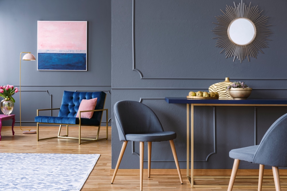 Salon moderne avec du bleu roi et du gris anthracite