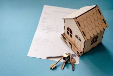 Petite maquette de maison avec des clés symbolisant une maison à vendre