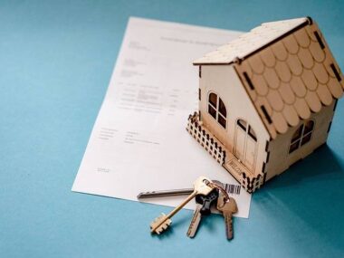 Petite maquette de maison avec des clés symbolisant une maison à vendre