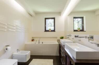 Nouvelle salle de bains de couleur marron et vanille