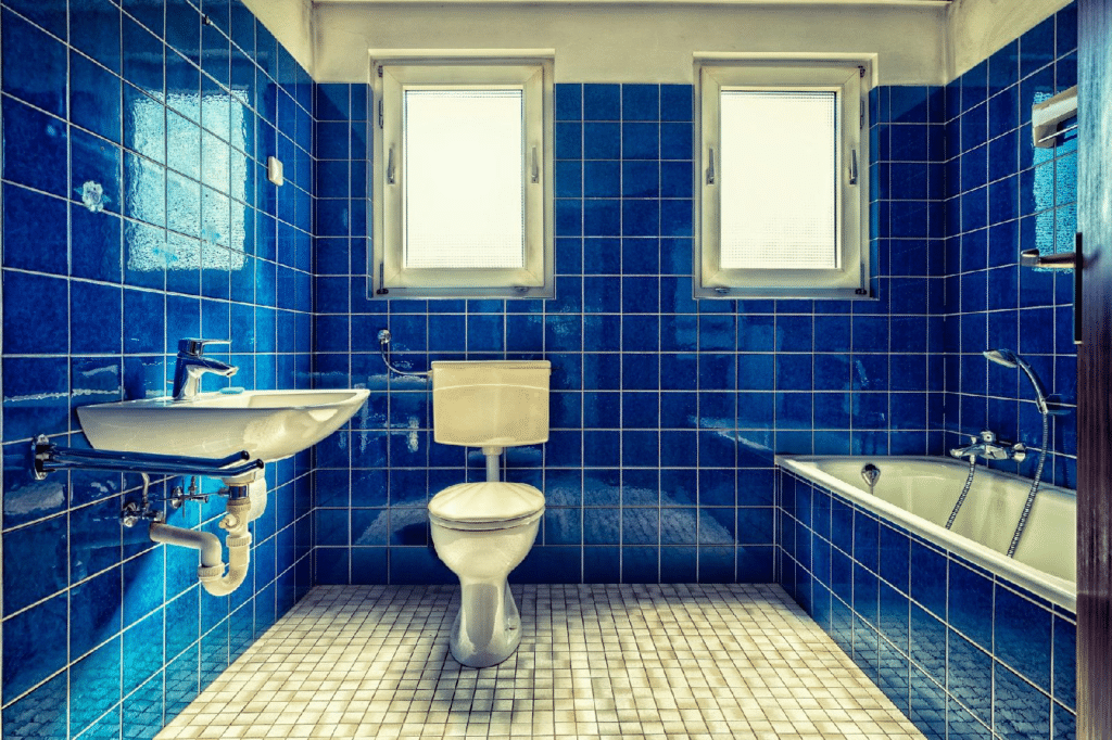 Salle de bain ancienne à rajeunir avec un carrelage bleu