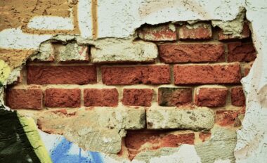 Mur en brique et ciment avec résine d'adhérence