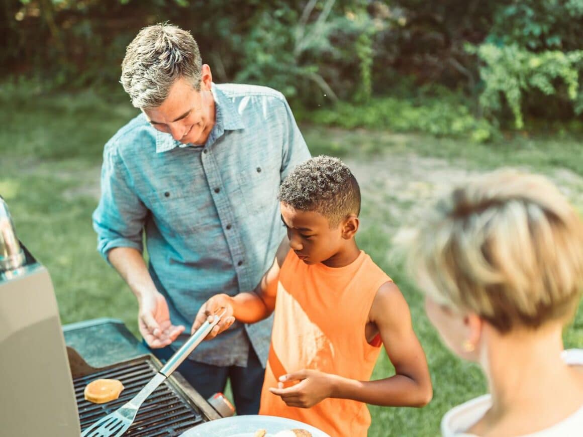 Famille faisant un barbecue plancha en extérieur