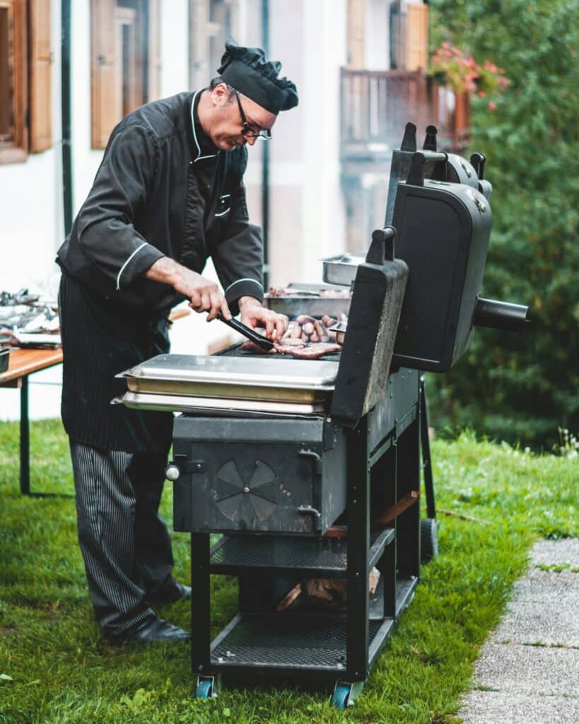 Chef cuisinant sur un barbecue plancha