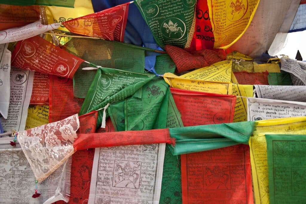 Drapeaux de prières tibétains colorés