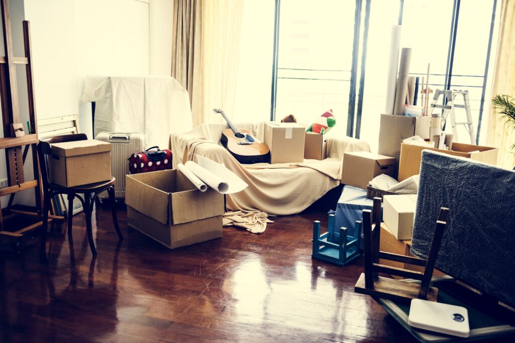 Appartement en plein déménagement avec des cartons et des meubles emballés
