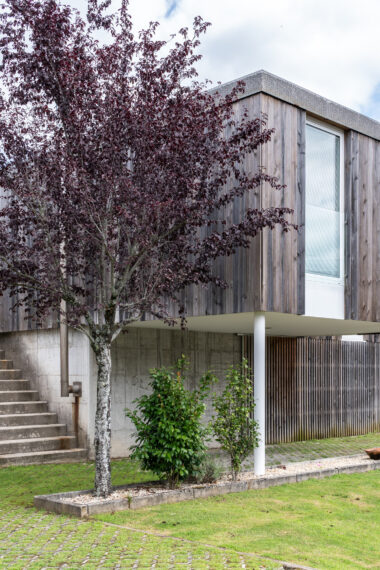 Maison moderne avec isolation par l'extérieure en bois