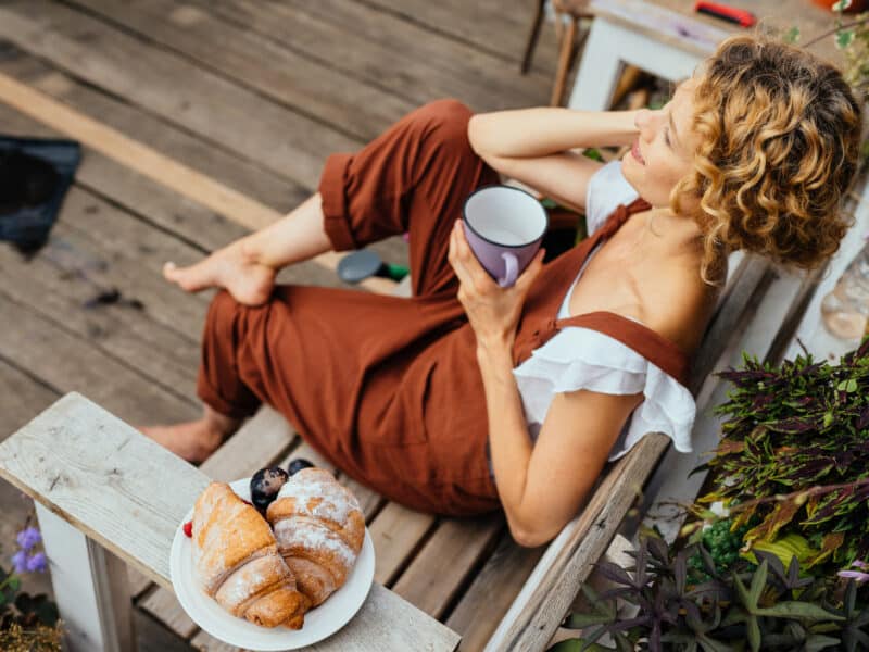Femme se reposant sur sa petite terrasse