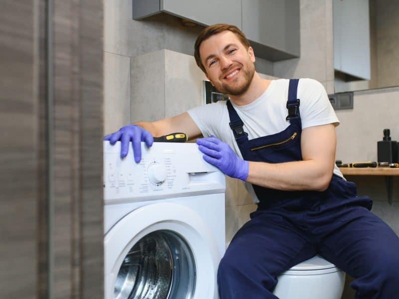 Technicien réparant une machine à laver