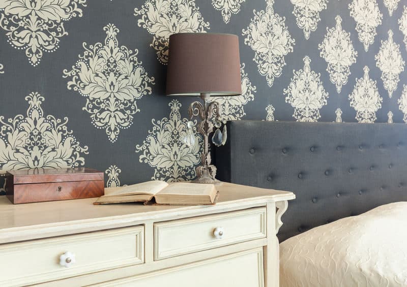 Papier peint au motifs baroques