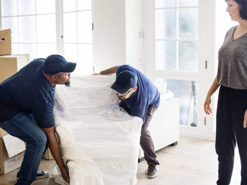 Déménageur dans une maison marseillaise