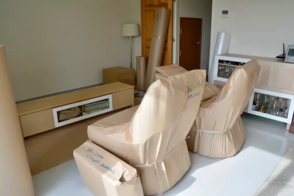 Fauteuil emballé avant d'aller dans un garde-meuble