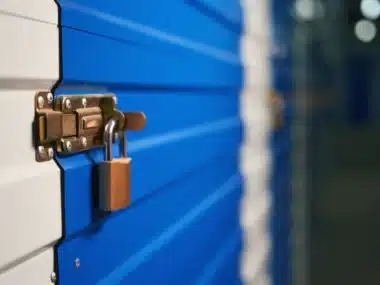 Garde meuble fermé par un cadenas