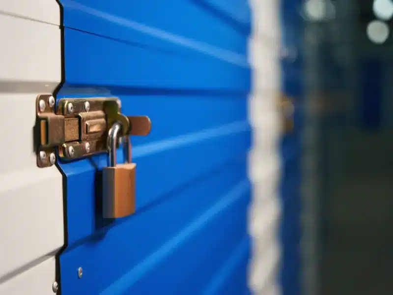 Garde meuble fermé par un cadenas