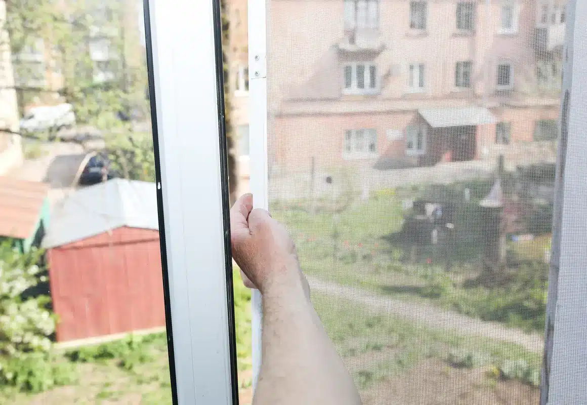 Moustiquaire sans perçage installée sur une fenêtre — guide complet pour choisir et poser sans percer