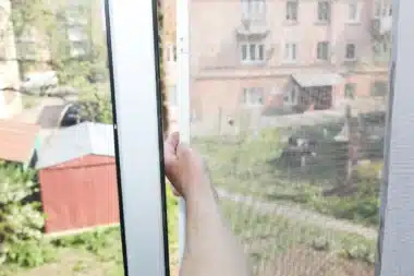 Moustiquaire sans perçage installée sur une fenêtre — guide complet pour choisir et poser sans percer