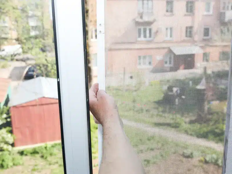 Moustiquaire sans perçage installée sur une fenêtre — guide complet pour choisir et poser sans percer