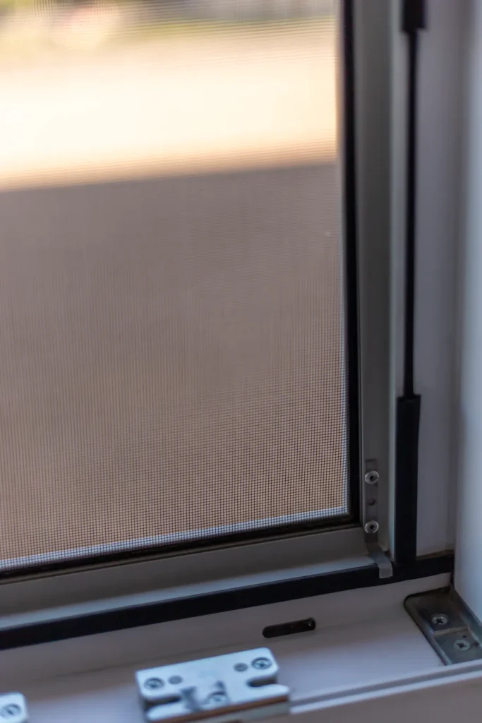 Moustiquaire enroulable sans perçage — cassette latérale et filet rétractable sur fenêtre
