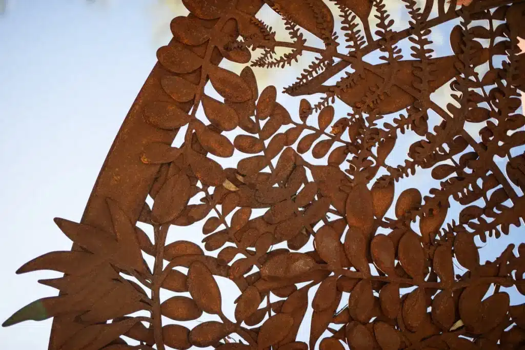 Motif floral sur une plaque de métal découpée