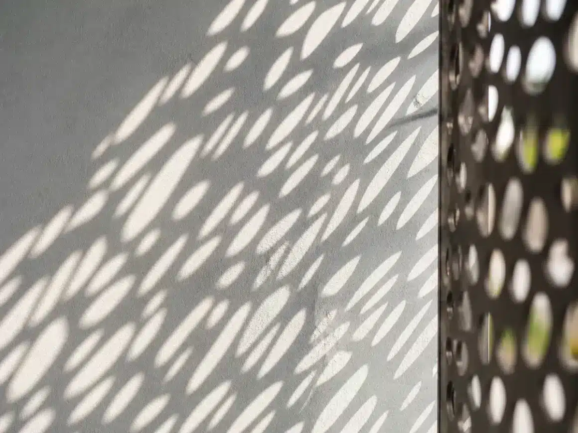 Ombre portée sur un mur par un élement en metal découpé au laser