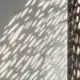Ombre portée sur un mur par un élement en metal découpé au laser
