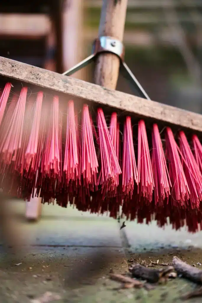 Nettoyage d'une terrasse avec un balais brosse