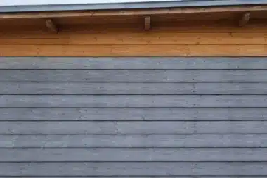 ardage bois grisaillé naturellement avec une zone abritée restée couleur miel