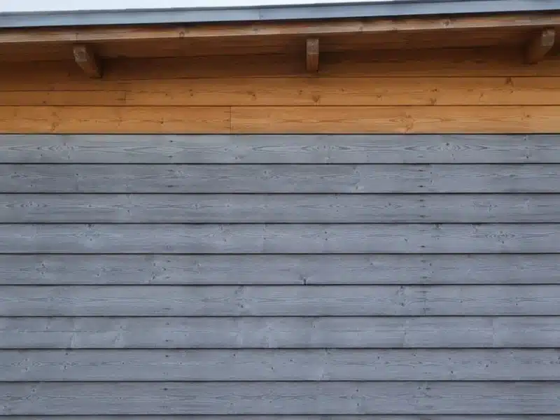 ardage bois grisaillé naturellement avec une zone abritée restée couleur miel