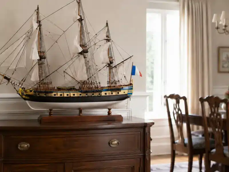 Maquette de l'Hermione, posée sur un buffet dans un salon