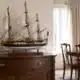 Maquette de l'Hermione, posée sur un buffet dans un salon