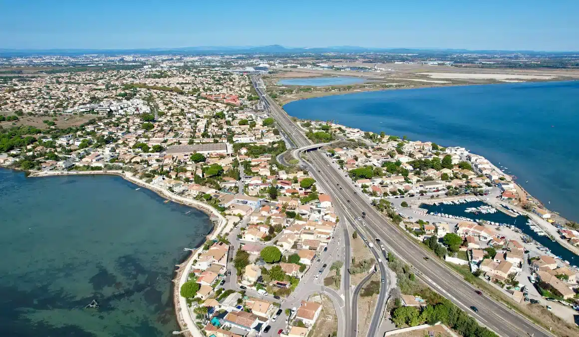 Route de bord de mer avec un réseau de chaleur en dessous