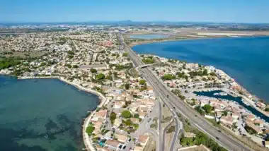Route de bord de mer avec un réseau de chaleur en dessous
