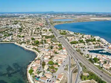 Route de bord de mer avec un réseau de chaleur en dessous