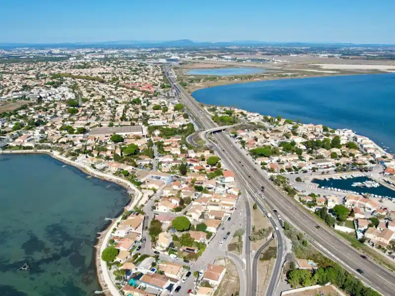 Route de bord de mer avec un réseau de chaleur en dessous